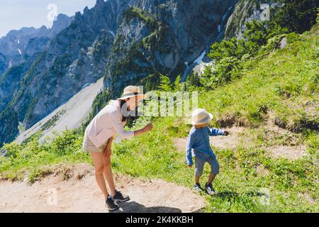 Eine Frau und ein Kind wandern auf österreichischen alpen. Es war Gosau in Oberösterreich. Stockfoto