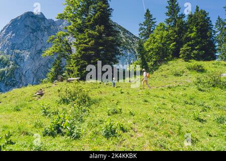 Eine Frau und ein Kind wandern auf österreichischen alpen. Es war Gosau in Oberösterreich. Stockfoto