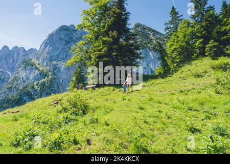 Eine Frau und ein Kind wandern auf österreichischen alpen. Es war Gosau in Oberösterreich. Stockfoto