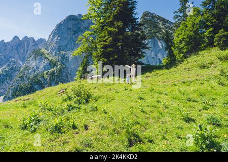 Eine Frau und ein Kind wandern auf österreichischen alpen. Es war Gosau in Oberösterreich. Stockfoto