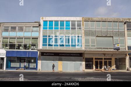 In der New George Street, Plymouth, stehen drei leere Einzelhandelseinheiten nebeneinander. Derzeit wird daran gearbeitet, das Einkaufszentrum im Stadtzentrum stärker zu gestalten Stockfoto