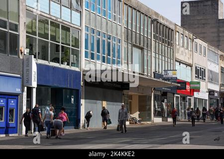 In der New George Street, Plymouth, stehen drei leere Einzelhandelseinheiten nebeneinander. Derzeit wird daran gearbeitet, das Einkaufszentrum im Stadtzentrum stärker zu gestalten Stockfoto