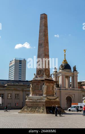 Alter Markt mit Marmor-Obelisk in Potsdam, im Hintergrund der Stadtpalast mit Fortuna-Portal Stockfoto