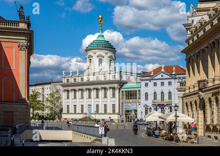 Am Alten Markt: Potsdam Museum, Forum für Kunst und Geschichte, im Alten Rathaus von Potsdam, Knobelsdorffhaus, links der Landtag Brandenburg im Potsdam Stockfoto