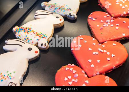 Kekse in Form von Kaninchen und Herzen auf dem Schaufenster Stockfoto