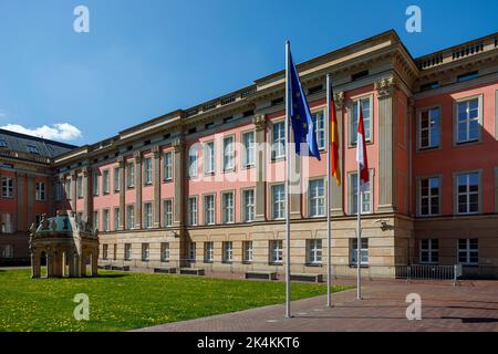 Potsdamer Stadtpalast und Brandenburger landesparlament, Innenhof mit dem Kunstwerk „Zugabe“, einem symbolischen Pavillon Stockfoto