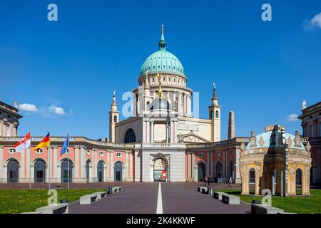 Potsdamer Stadtpalast und Brandenburger Landesparlament, mit dem Dom der Nikolaikirche im Hintergrund Stockfoto