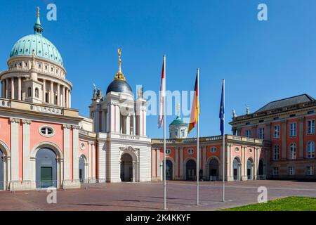 Potsdamer Stadtpalast und Brandenburger Landesparlament, mit dem Dom der Nikolaikirche im Hintergrund Stockfoto