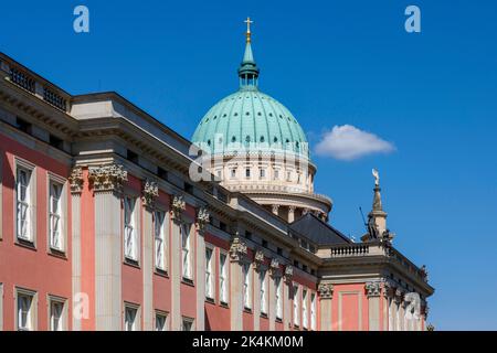 Potsdamer Stadtpalast und Brandenburger Landesparlament, mit dem Dom der Nikolaikirche im Hintergrund Stockfoto