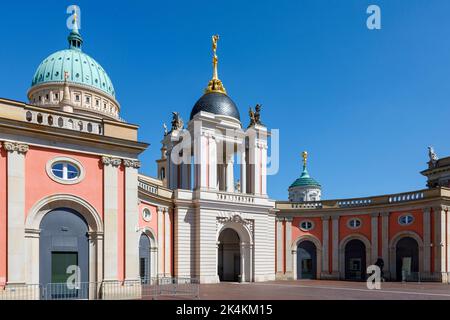 Potsdamer Stadtpalast und Brandenburger landesparlament, Innenhof mit dem Fortuna-Portal und dem Dom der Nikolaikirche im Hintergrund Stockfoto