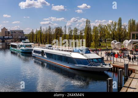 Transport auf der Havel, Ausflug Dampferpier Potsdam Long Bridge - lange Brücke Stockfoto