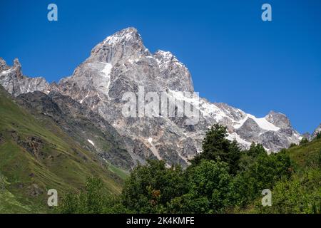 Ushba Berg (4710m hoch) in Upper Svaneti, Georgia. Blick vom Guli-Tal. Stockfoto