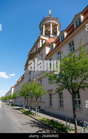 Stiftung großes Waisenhaus in Potsdam im Gebäudekomplex des ehemaligen Großen Militärwaisenhauses in Potsdam, Monopteros mit goldenen Caritas oben Stockfoto
