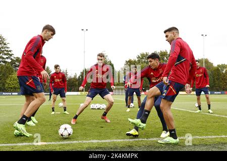 AMSTERDAM - (LR) Lorenzo Lucca von Ajax, Francisco Conceicao von Ajax, Youri Baas von Ajax, Devyne Rensch von Ajax, Edson Alvarez von Ajax, Lisandro Magallan von Ajax während des Trainings vor dem Champions-League-Spiel zwischen Ajax Amsterdam und SSC Napoli am 3. Oktober 2022 in Amsterdam, Niederlande. ANP MAURICE VAN STEEN Stockfoto