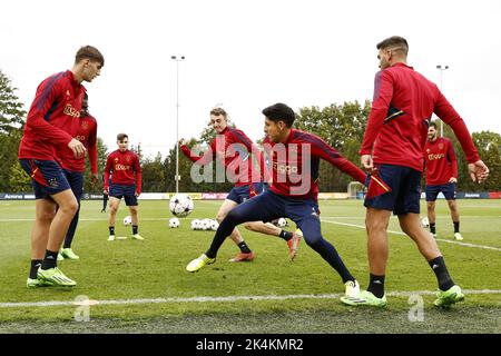 AMSTERDAM - (LR) Lorenzo Lucca von Ajax, Calvin Bassey von Ajax, Francisco Conceicao von Ajax, Youri Baas von Ajax, Edson Alvarez von Ajax, Lisandro Magallan von Ajax, Florian Grillitsch oder Ajax während des Trainings vor dem Champions-League-Spiel zwischen Ajax Amsterdam und SSC Napoli am 3. Oktober 2022 im Sportkomplex de Toekomst in Amsterdam, Niederlande. ANP MAURICE VAN STEEN Stockfoto