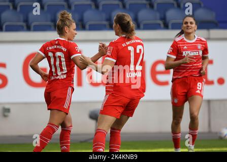 Duisburg, Deutschland. 02. Oktober 2022. Flyeralarm Frauen Bundesliga, Matchday 3, MSV Duisburg - FC Bayern München, Torfeier 0-1 von Laura Dallmann (Bayern, L) mit Sydney Lohmann (Bayern). Quelle: Jürgen Schwarz/Alamy Live News Stockfoto