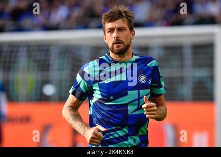 Mailand, Italien. 01., Oktober 2022. Francesco Acerbi von Inter macht sich vor dem Spiel zwischen Inter und Roma in Giuseppe Meazza in Mailand auf den ersten Platz. (Bildnachweis: Gonzales Photo - Tommaso Fimiano). Stockfoto