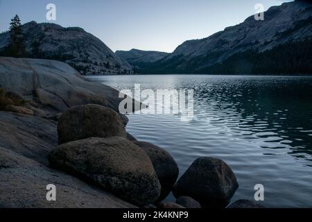 Der Tenaya Lake ist am Herbstmorgen ruhig, nur eine von vielen Sehenswürdigkeiten des Yosemite National Park in Kalifornien. Stockfoto