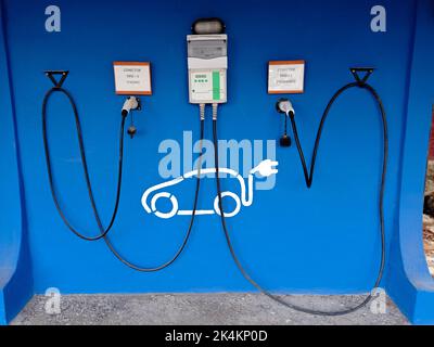 Ladestation für Elektroautos mit verschiedenen Ladegeräten Stockfoto