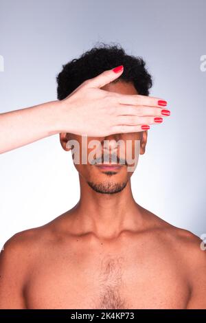 Black Conscience Day - Portrait von Afro Black Person suchen und machen Ausdrücke Stockfoto