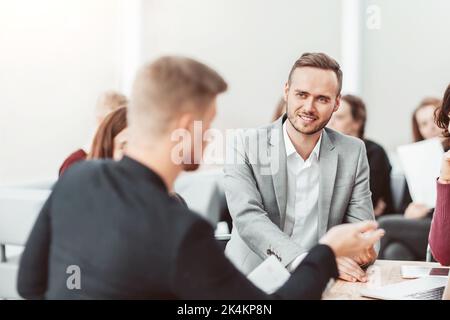 Das glückliche Team ist begeistert von ihrem Erfolg Stockfoto