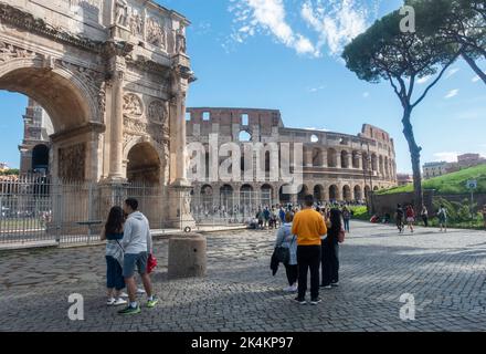 Rom, Italien - 2022. Oktober - Touristen, die das Kolosseum am sonnigen Herbsttag besuchen Stockfoto