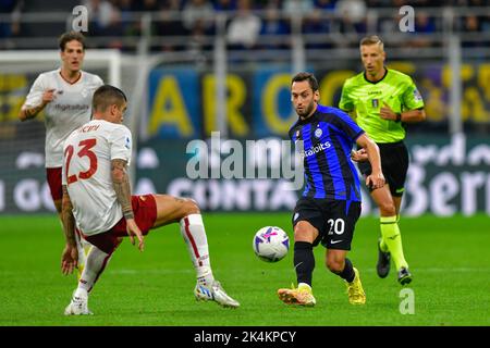 Mailand, Italien. 01., Oktober 2022. Hakan Calhanoglu (20) von Inter gesehen während der Serie Ein Spiel zwischen Inter und Roma bei Giuseppe Meazza in Mailand. (Bildnachweis: Gonzales Photo - Tommaso Fimiano). Stockfoto