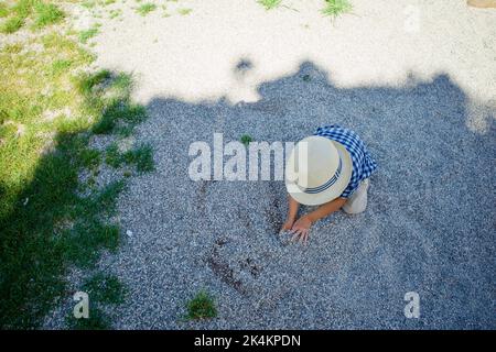 Ein Junge spielt auf einem Spielplatz Felsen Stockfoto