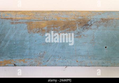 Die blau lackierte Holzoberfläche ist alt und verwittert. Stockfoto