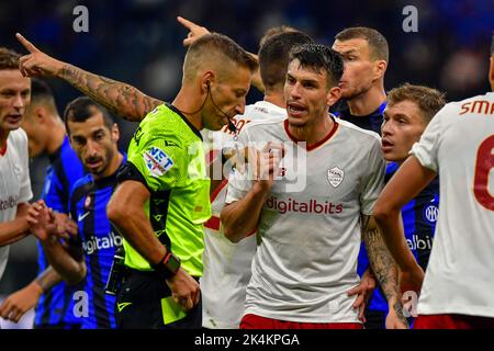 Mailand, Italien. 01., Oktober 2022. Roger Ibanez von Roma sah während der Serie Ein Spiel zwischen Inter und Roma bei Giuseppe Meazza in Mailand. (Bildnachweis: Gonzales Photo - Tommaso Fimiano). Stockfoto