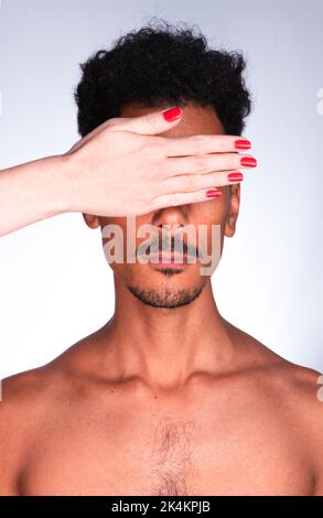 Black Conscience Day - Portrait von Afro Black Person suchen und machen Ausdrücke Stockfoto