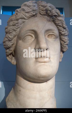 Centrale Montemartini Museum, Rom, Italien - kolossaler Kopf, der vermutlich der Kultstatue des Fortuna Huiusce Diei aus dem 1.. Jahrhundert v. Chr. war Stockfoto