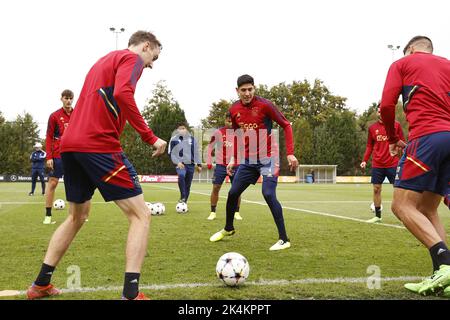 AMSTERDAM - (LR) Lorenzo Lucca von Ajax, Youri Baas von Ajax, Ajax Assistant Coach Michael Reiziger, Owen Wijndal von Ajax, Edson Alvarez von Ajax, Florian Grillitsch von Ajax, Lisandro Magallan oder Ajax während des Trainings vor dem Champions-League-Spiel zwischen Ajax Amsterdam und SSC Napoli am 3. Oktober 2022 im Sportkomplex de Toekomst in Amsterdam, Niederlande. ANP MAURICE VAN STEEN Stockfoto