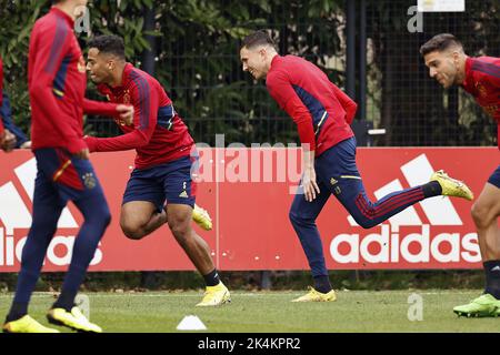 AMSTERDAM - (LR) Owen Wijndal von Ajax, Steven Berghuis von Ajax, Lisandro Magallan von Ajax während der Trainingseinheit vor dem Champions-League-Spiel zwischen Ajax Amsterdam und SSC Napoli am 3. Oktober 2022 im Sportkomplex de Toekomst in Amsterdam, Niederlande. ANP MAURICE VAN STEEN Stockfoto