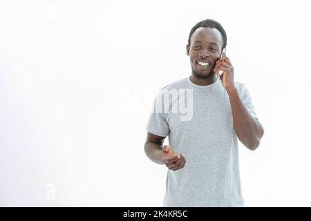 Seriöser junger Mann, der auf seinem Smartphone spricht. Stockfoto