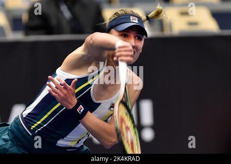 Ekaterina Alexandrova aus Russland´s Einsatz beim Tennisturnier der Frauen WTA AGEL Open 2022 gegen Victoria Azarenka aus Weißrussland in Ostrava, Tschechische Republik, 3. Oktober 2022. (CTK Photo/Jaroslav Ozana) Stockfoto