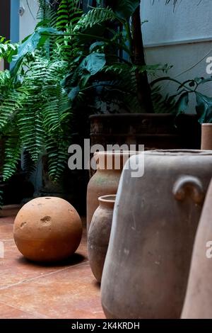 Stapel von verschiedenen Terrakotta-Töpfen für Pflanzen zum Verkauf in einem Gartengeschäft. Stockfoto