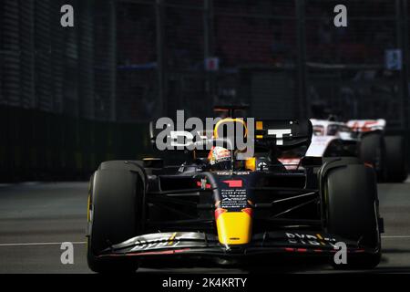 Singapur, Singapur. 02. Oktober 2022. SINGAPUR, Singapur Street Circuit, 02. 2022. OKTOBER: #1, Max VERSTAPPEN, NDL, Oracle Red Bull Racing RB18 Honda, während des GP Formel 1 in SINGAPUR 2022 auf dem Straßenkurs von Singapur, Formel 1 Grand Prix in Singapur, - gebührenpflichtige Abbildung - Bildnachweis: © KHOO Paul/ATPimages (KHOO Paul/ATP/SPP) Quelle: SPP Sport Pressefoto. /Alamy Live News Stockfoto