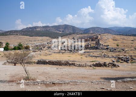 Ruinen der antiken Stadt Hierapolis in der Provinz Denizli. Ruinen von Mauern und Steinen auf archäologischer Stätte Stockfoto