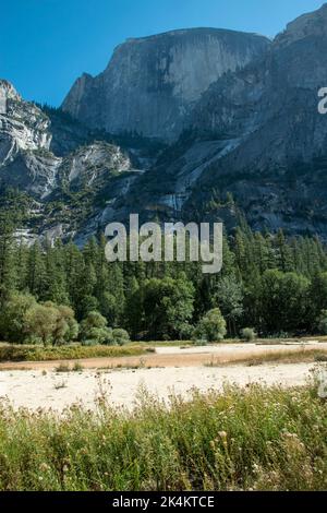 Mirror Lake liegt am Fuße des Half Dome im Yosemite National Park, CA, USA. Einst ein See, ist es jetzt eine trockene Wiese. Stockfoto