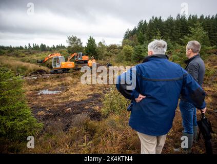 BILDÜBERTRAGUNG AKTUALISIERUNG DER BILDUNTERSCHRIFT Oliver McVeigh (links ), Bruder von Columba McVeigh und James Nesbitt (rechts), Schirmherr des WAVE Trauma Center, Besuch der Suchseite in Bragan Bog, in der Nähe von Emyvale in Co Monaghan, Irland, wo eine neue Suche nach den Überresten des 19-jährigen Columba aus Donaghmore läuft, Co Tyrone, der zuletzt im November 1975 gesehen wurde. Die Familie eines Teenagers, der von der IRA ermordet und heimlich begraben wurde, hat von ihrer Hoffnung gesprochen, als die neue Suche nach seinen Überresten beginnt. Stockfoto