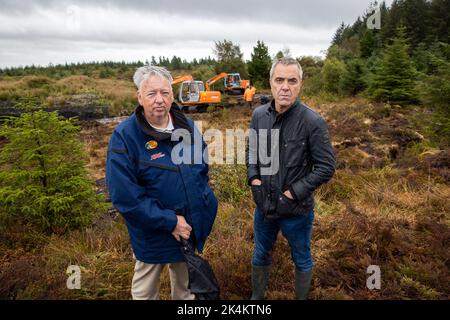 BILDÜBERTRAGUNG AKTUALISIERUNG DER BILDUNTERSCHRIFT Oliver McVeigh (links ), Bruder von Columba McVeigh und James Nesbitt (rechts), Schirmherr des WAVE Trauma Center, Besuch der Suchseite in Bragan Bog, in der Nähe von Emyvale in Co Monaghan, Irland, wo eine neue Suche nach den Überresten des 19-jährigen Columba aus Donaghmore läuft, Co Tyrone, der zuletzt im November 1975 gesehen wurde. Die Familie eines Teenagers, der von der IRA ermordet und heimlich begraben wurde, hat von ihrer Hoffnung gesprochen, als die neue Suche nach seinen Überresten beginnt. Stockfoto