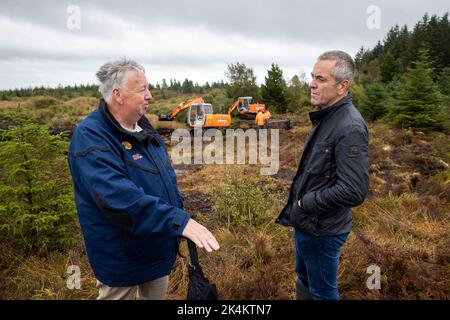 BILDÜBERTRAGUNG AKTUALISIERUNG DER BILDUNTERSCHRIFT Oliver McVeigh (links ), Bruder von Columba McVeigh und James Nesbitt (rechts), Schirmherr des WAVE Trauma Center, Besuch der Suchseite in Bragan Bog, in der Nähe von Emyvale in Co Monaghan, Irland, wo eine neue Suche nach den Überresten des 19-jährigen Columba aus Donaghmore läuft, Co Tyrone, der zuletzt im November 1975 gesehen wurde. Die Familie eines Teenagers, der von der IRA ermordet und heimlich begraben wurde, hat von ihrer Hoffnung gesprochen, als die neue Suche nach seinen Überresten beginnt. Stockfoto