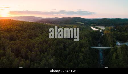 Eine malerische Luftaufnahme der Quechee Gorge in Vermont während des Sonnenuntergangs Stockfoto