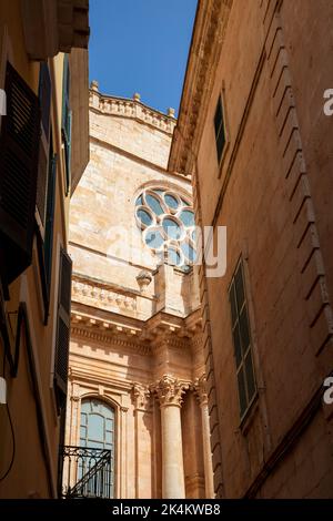 Schmale Straße in der Altstadt von Ciutadella auf der Insel Menorca Stockfoto