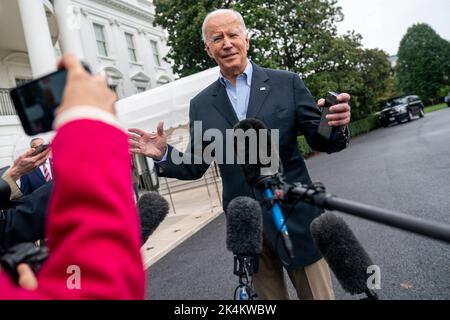 Washington, DC, USA. 03. Oktober 2022. Washington, Usa. 03. Oktober 2022. US-Präsident Joe Biden hält vor dem Einstieg in Marine One auf dem South Lawn des Weißen Hauses in Washington, DC, USA, am 03. Oktober 2022 eine Rede vor den Nachrichtenmedien. Präsident Biden und die First Lady reisen nach Puerto Rico, um ein Briefing zu erhalten, sich mit Familien und Gemeindeführern zu treffen und an einem Service-Projekt nach dem Inselschaden durch den Hurrikan Fiona teilzunehmen.Quelle: Abaca Press/Alamy Live News Stockfoto