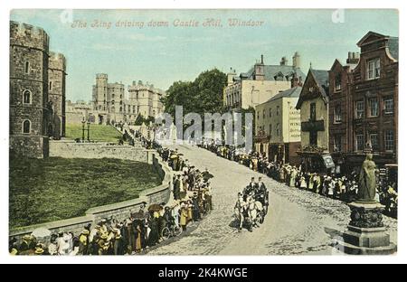 Original-Postkarte aus der Edwardianischen Ära der 1900er Jahre, die den König (Eduard VII) auf dem Castle Hill in Windsor, Berkshire, England darstellt. Menschen säumen die Straßen. Straßenparade aus den 1900er Jahren. Paraden. Feierlichkeiten. Menschenmenge, Massen, ca. 1909, 1910 Stockfoto