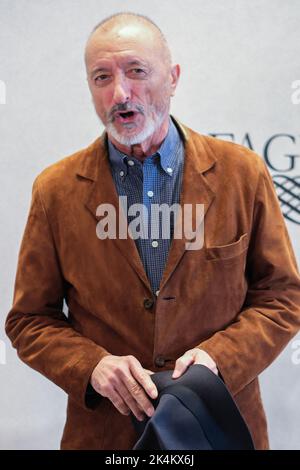 Madrid, Spanien. 02. Oktober 2022. Der spanische Autor Arturo Perez Reverte präsentiert sein neues Buch „Revolucion“ im Hotel Westin Palace von Madrid. Kredit: SOPA Images Limited/Alamy Live Nachrichten Stockfoto