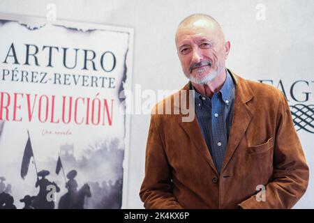 Madrid, Spanien. 02. Oktober 2022. Der spanische Autor Arturo Perez Reverte präsentiert sein neues Buch „Revolucion“ im Hotel Westin Palace von Madrid. Kredit: SOPA Images Limited/Alamy Live Nachrichten Stockfoto