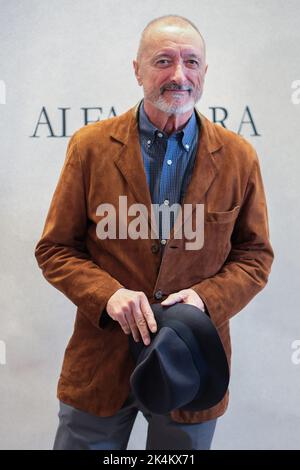 Madrid, Spanien. 02. Oktober 2022. Der spanische Autor Arturo Perez Reverte präsentiert sein neues Buch „Revolucion“ im Hotel Westin Palace von Madrid. Kredit: SOPA Images Limited/Alamy Live Nachrichten Stockfoto